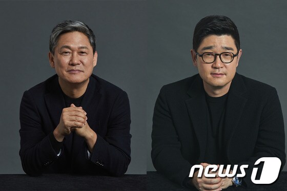 (왼쪽부터) 김성수 카카오M대표, 이진수 카카오페이지 대표.(카카오 제공)© 뉴스1