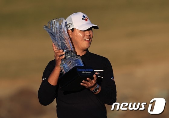 김시우가 24일(현지시간) 캘리포니아주 라킨타의 PGA 웨스트 스타디움 코스에서 열린 PGA 투어 아메리칸 익스프레스에서 3년 8개월만에 통산 3번째 우승 트로피를 들고 기뻐하고 있다. © AFP=뉴스1 © News1 우동명 기자