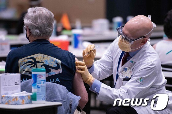 미국에서 한 의료인이 백신을 놓아주고 있다. © AFP=뉴스1