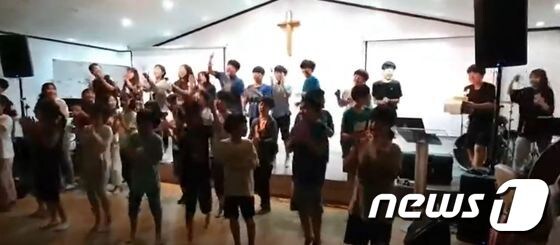 충남의 한 TCS 국제학교 학생들이 교사 생일을 축하해 주기 위해 노래를 부르며 춤을 추고 있다.(독자 제공)© 뉴스1