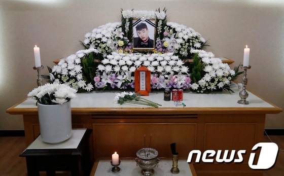 26일 래퍼 故 아이언(본명 정헌철) 빈소가 마련된 서울 중구 국립중앙의료원 장례식장에 고인의 영정이 놓여져 있다. / 사진공동취재단 © News1 <br><br>