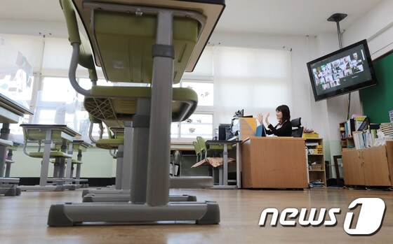 지난 27일 서울 노원구 소재 한 초등학교에서 교사가 개학한 학생들과 온라인 수업을 진행하고 있다./뉴스1 © News1 이성철 기자