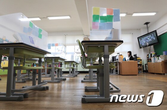 27일 서울 노원구 소재 한 초등학교에서 선생님이 개학한 아이들과 온라인 수업을 진행하고 있다./뉴스1 © News1 이성철 기자