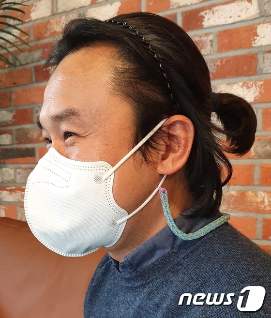 꽁지머리를 하고 있는 경남 김해시청 권오현 주무관. 권 주무관은 소아암환아를 돕기 위해 머리를 기르고 있다고 밝혔다. © 뉴스1