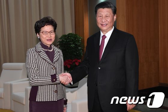캐리 람 홍콩 행정장관(왼쪽)과 시진핑 중국 국가주석 © AFP=뉴스1