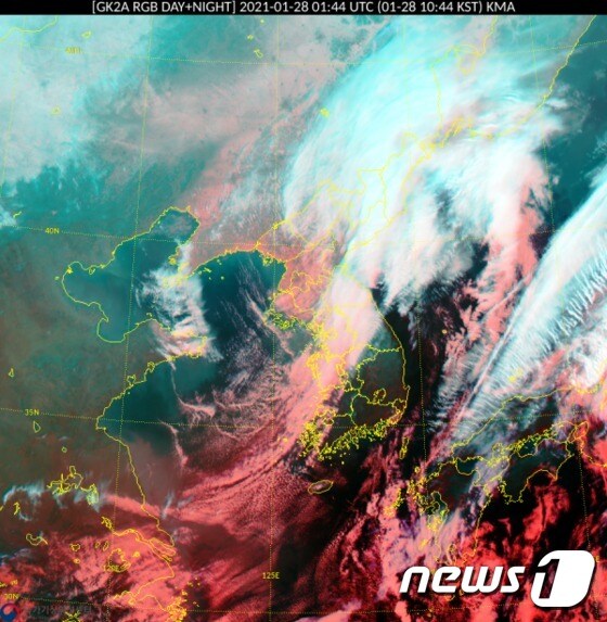 28일 오전 10시44분 기준 천리안 위성 2A(GEO-KOMPSAT-2A)로 본 한반도 위성영상 (기상청 국가기상위성센터 제공) © 뉴스1