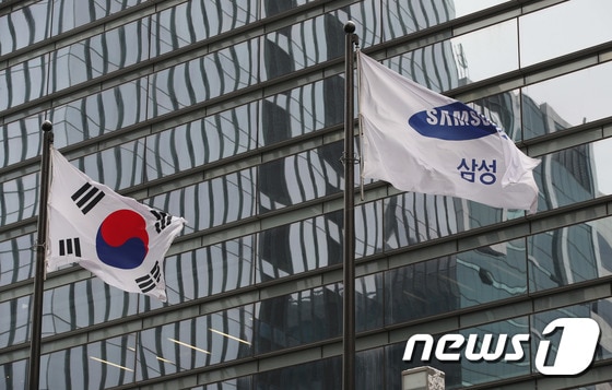삼성전자 서초사옥에 걸린 태극기와 삼성 깃발의 모습/뉴스1 © News1 박정호 기자