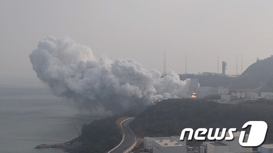 한국항공우주연구원은 나로우주센터에서 누리호 1단 인증모델(QM) 추진기관 종합연소시험을 진행했다고 28일 밝혔다.(항우연 제공) 2021.1.28/뉴스1 