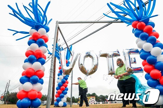 2일(현지시간) 조지아주 클레이튼에서 라파엘 워녹, 존 오소프 민주당 후보 지지자들이 유세를 선거운동을 펼치고 있다.  © AFP=뉴스1