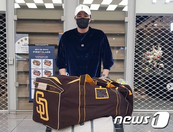 미국 메이저리그 샌디에이고 파드리스와 계약한 김하성이 2일 인천공항을 통해 귀국했다. 김하성의 소속사 에이스펙코퍼레이션은 2일 인스타그램을 통해 