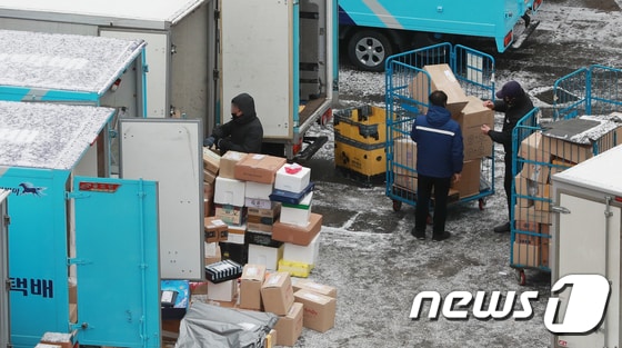 서울 마포구의 택배물류센터에서 택배기사들이 택배 분류 및 상하차 작업을 하고 있다. 2021.1.30/뉴스1 © News1 구윤성 기자