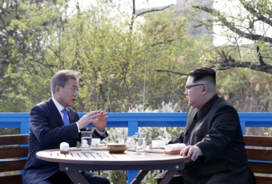 2018년 4월 27일 문재인 대통령과 김정은 북한 국무위원장이 판문점 도보다리 산책도중 환담을 나누고 있다. (청와대 제공) © 뉴스1