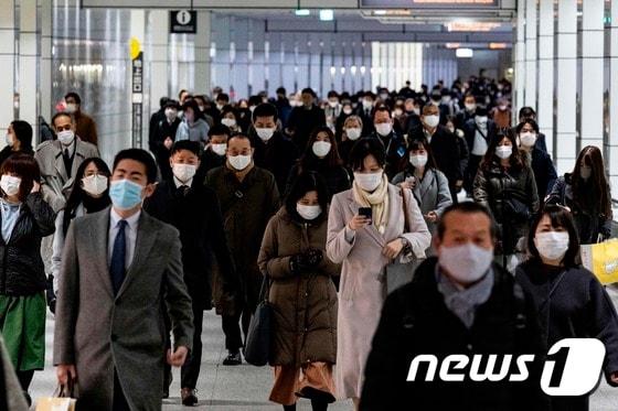 도쿄 신주쿠 역에서 출근하는 시민들이 몰려나오고 있다. © AFP=뉴스1 © News1 우동명 기자