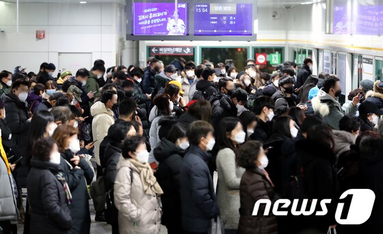   승객들이 김포공항역에서  김포도시철도를 기다리고 있다. /뉴스1 © News1 정진욱 기자