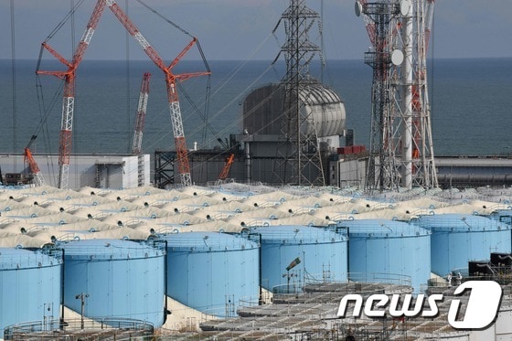 일본 후쿠시마 제1원자력발전소 부지 내에 설치돼 있는 방사성 오염수 저장탱크 © AFP=뉴스1