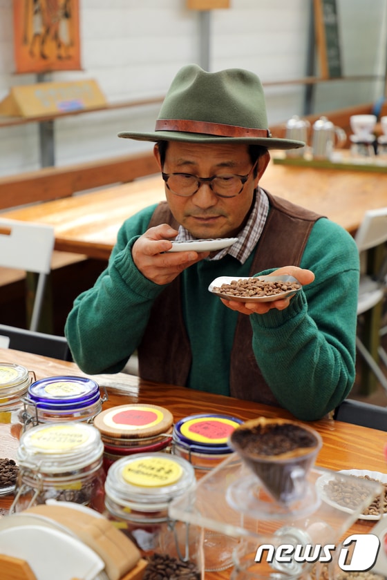 커피향을 맡아보는 담양커피농장 임영주 대표. /© News1 박영래 기자