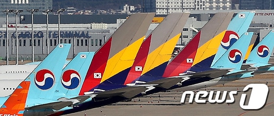 인천국제공항 전망대에서 바라본 계류장에 대한항공과 아시아나항공 여객기가 보이고 있다. 2021.1.6/뉴스1 © News1 박지혜 기자