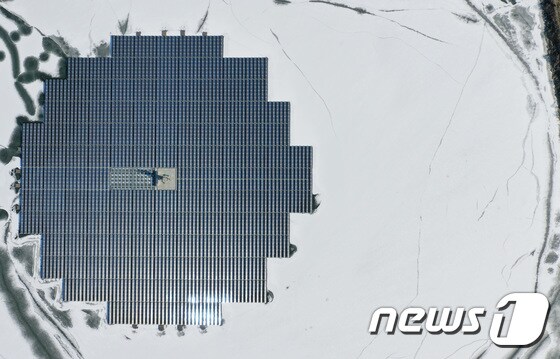 얼어붙은 경기도 화성시 멱우저수지의 태양광 발전소 2021.1.6/뉴스1 © News1 조태형 기자