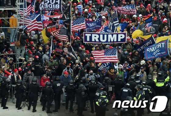 1월 6일(현지시간) 도널드 트럼프 미국 대통령의 지지자들이 조 바이든 당선인의 승리 선언 낭독을 저지하기 위해 국회의사당에 난입을 시도하고 있다. © AFP=뉴스1 © News1 