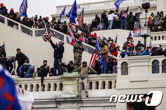 지난 6일 트럼프 미국 대통령을 지지하는 시위대가 워싱턴 의사당을 점거하고 있다. © AFP=뉴스1 © News1 우동명 기자