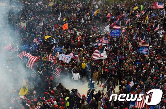 6일(현지시간) 도널드 트럼프 전 미국 대통령을 지지하는 시위대가 워싱턴 의사당에 난입을 하며 경찰과 충돌했다. © AFP=뉴스1 © News1 우동명 기자