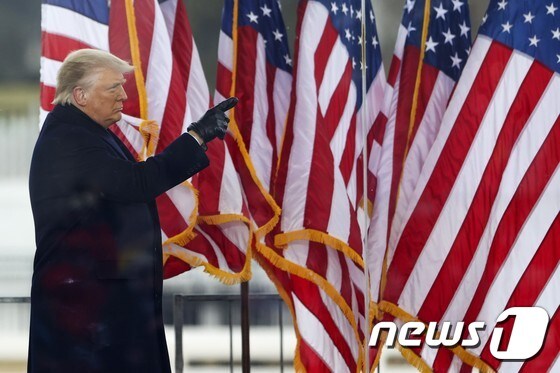 도널드 트럼프 미국 대통령이 6일(현지시간) 워싱턴 백악관 인근 엘립스 공원에서 열린 지지자들의 ‘도둑질을 멈추라’ 집회에 도착을 하고 있다. © AFP=뉴스1 © News1 우동명 기자