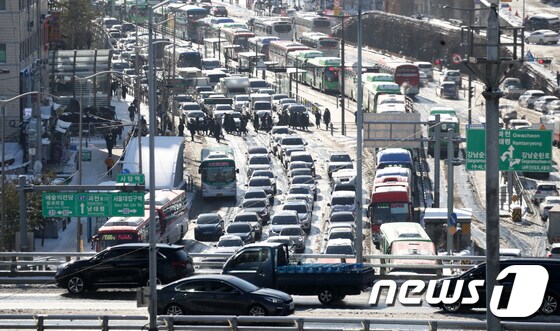 7일 오전 서울 사당역 인근 도로가 밤사이 내린 폭설로 차량정체를 빚고 있다. 2021.1.7/뉴스1 © News1 김진환 기자