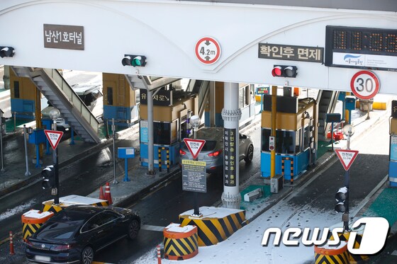  서울 중구 남산 1호터널에서 차량들이 지나가고 있다. /뉴스1 © News1 이승배 기자