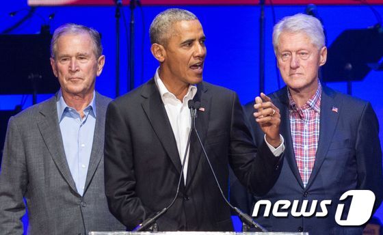 2017년 한 행사에서 찍힌 전직 미국 대통령들. 조지 부시(왼쪽부터), 버락 오바마, 빌 클린턴 전 대통령은 트럼프 지지자들의 의사당 난입을 강력히 비난했다.  © AFP=뉴스1