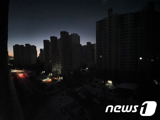 정전된 아파트 (사진은 기사내용과 무관). 2021.1.8/뉴스1 © News1 정진욱 기자
