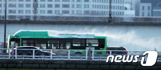 올 겨울 들어 가장 추운 날씨를 보인 지난 8일 시내버스가 쌓인 눈을 날리며 달리고 있다. 2021.1.8/뉴스1 © News1 김명섭 기자