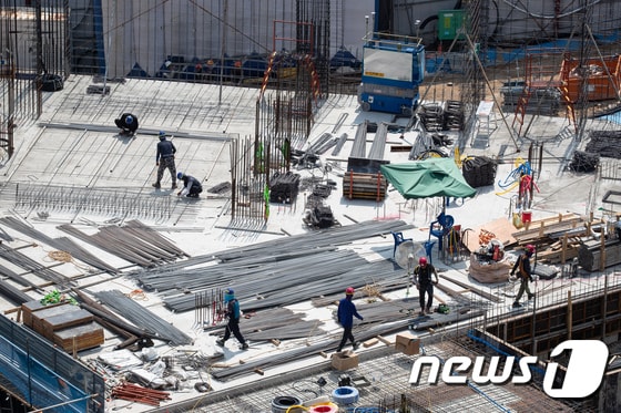 서울시내 한 아파트 공사현장에서 작업을 하는 인부들 모습. /뉴스1