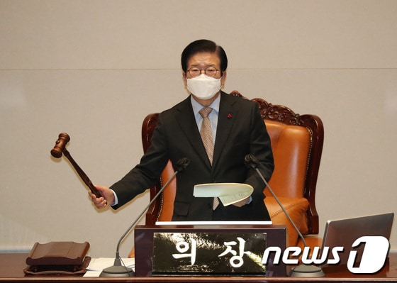 박병석 국회의장이 8일 서울 여의도 국회에서 열린 본회의에서 의사봉을 두드리고있다. 2021.1.8/뉴스1 © News1 박세연 기자