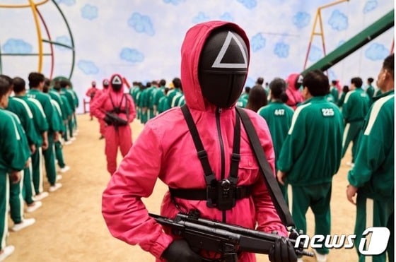 오징어 게임 참가자들을 감시하고 있는 경비원들 © AFP=뉴스1