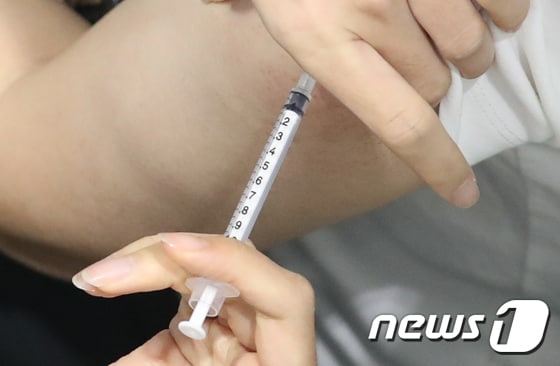 1일 오후 서울 서대문구 한 센터에 마련된 신종 코로나바이러스 감염증(코로나19) 백신 예방 접종센터에서 백신 접종이 진행되고 있다. © News1 송원영 기자