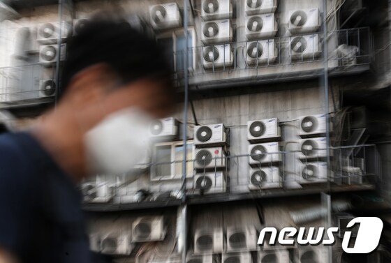 서울 중구의 한 건물 외벽에 설치된 에어컨 실외기들. 2021.10.1/뉴스1 © News1 오대일 기자