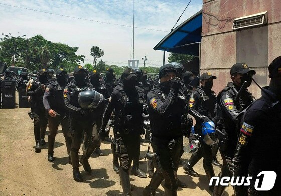 에콰도르 국가 경찰이 2021년 9월 30일(현지시간) 에콰도르 과야킬의 리토랄 교도소에서 일어난 폭동을 진압하기 위해 작전을 진행 중이다. © AFP=뉴스1 © News1 금준혁 기자