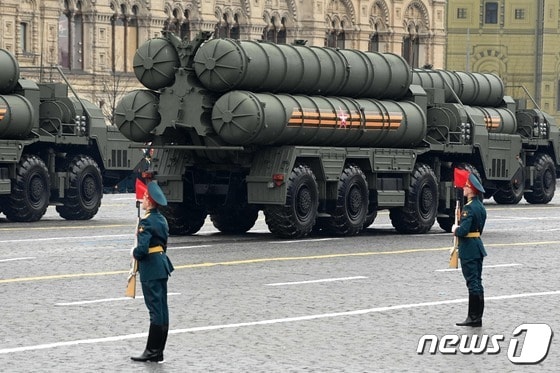 러시아군의 S-400 지대공미사일이 실린 이동식 발사대 차량 <자료사진> © AFP=뉴스1