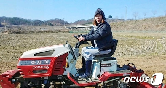 박지혜씨가 트랙터를 타고 밭을 갈고 있다.© 뉴스1