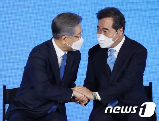 이재명 후보(왼쪽)와 이낙연 전 대표./뉴스1 © News1 국회사진취재단