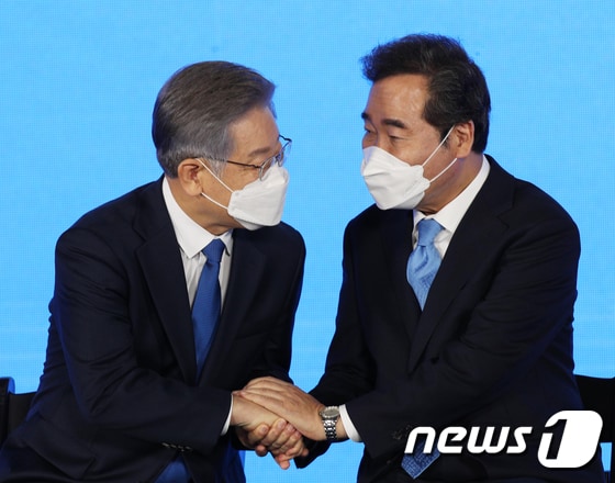 이재명 더불어민주당 대선 후보(왼쪽)와 이낙연 전 민주당 대표. 2021.10.10/뉴스1 © News1 국회사진취재단