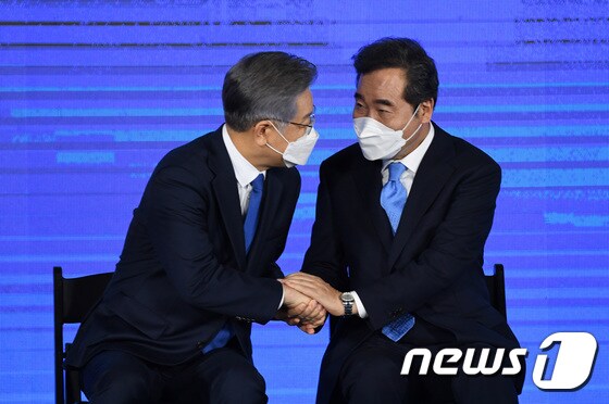 이재명 더불어민주당 대통령 후보(왼쪽)와 이낙연 전 민주당 대표. 2021.10.10/뉴스1 © News1 경기사진공동취재단