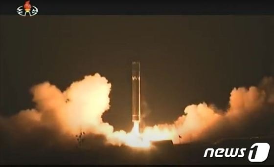 북한이 지난 2017년 11월29일 평안남도 평성 일대에서 대륙간탄도미사일(ICBM) '화성-15형'을 시험발사했다. (조선중앙TV 캡처) © 뉴스1