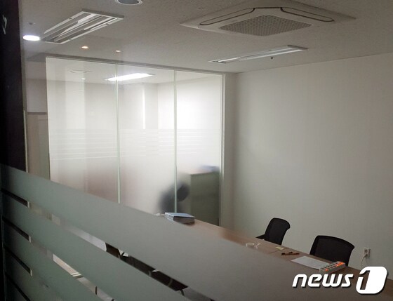 서울 구로구에 위치한 아이디에셋 사무실 모습. 사무실 내부에 불은 켜져 있지만 직원은 상주하지 않았다. © 뉴스1
