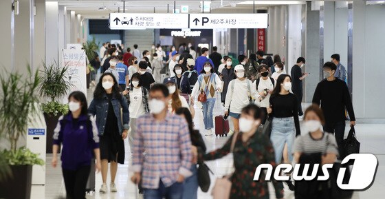 지난 11일 오후 서울 김포공항이 일상으로 복귀하는 시민들로 북적이는 모습. 2021.10.11/뉴스1 © News1 박지혜 기자