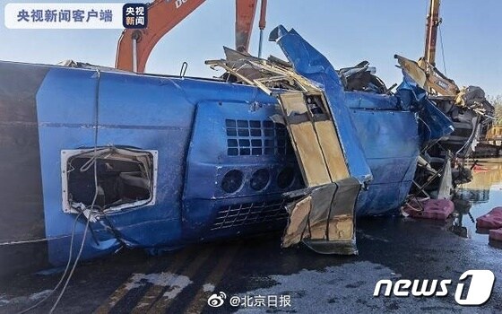 중국 허베이성 스자좡에서 통근 버스가 추락해 13명이 사망했다(중국 웨이보 갈무리)© 뉴스1