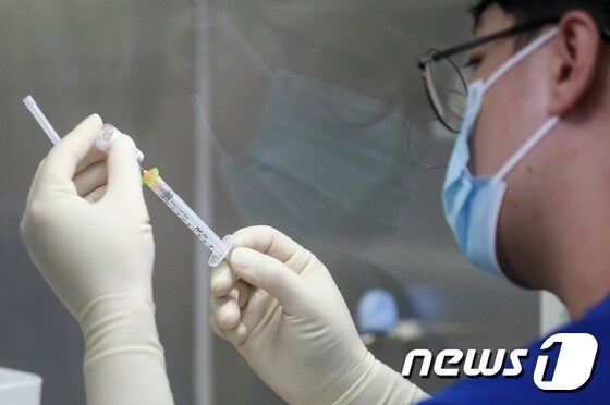 12일 오후 서울 중구 국립중앙의료원에서 의료진이 백신을 분주하고 있다. 2021.10.12/뉴스1 © News1 조태형 기자