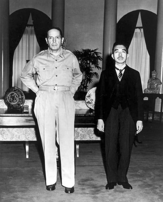 일본의 항복 직후인 1945년 9월 27일 도쿄 주재 미국대사관에서 맥아더 사령관이 히로히토 일왕과 처음으로 만나고 있다 / 사진출처 = Untied States Army