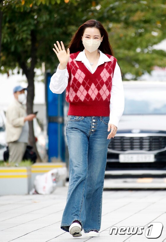 배우 이하늬가 14일 서울 양천구 SBS에서 열린 파워FM '아름다운 이 아침 김창완입니다'를 위해 방송국으로 들어서며 사랑스러운 인사를 하고 있다. © News1 권현진 기자
