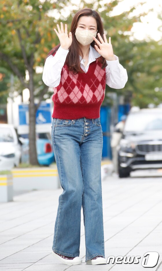 배우 이하늬가 14일 서울 양천구 SBS에서 열린 파워FM '아름다운 이 아침 김창완입니다'를 위해 방송국으로 들어서며 예쁜 인사를 하고 있다. © News1 권현진 기자